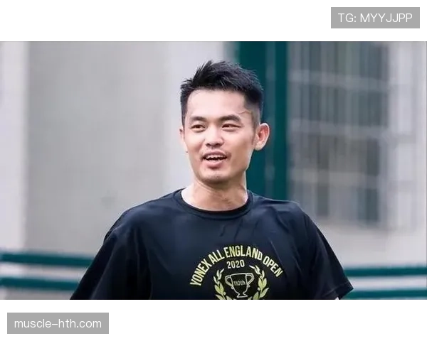 林丹上午开着豪车送孩子上学，下午又被拍到健身房一身汗，这日常谁跟得上？